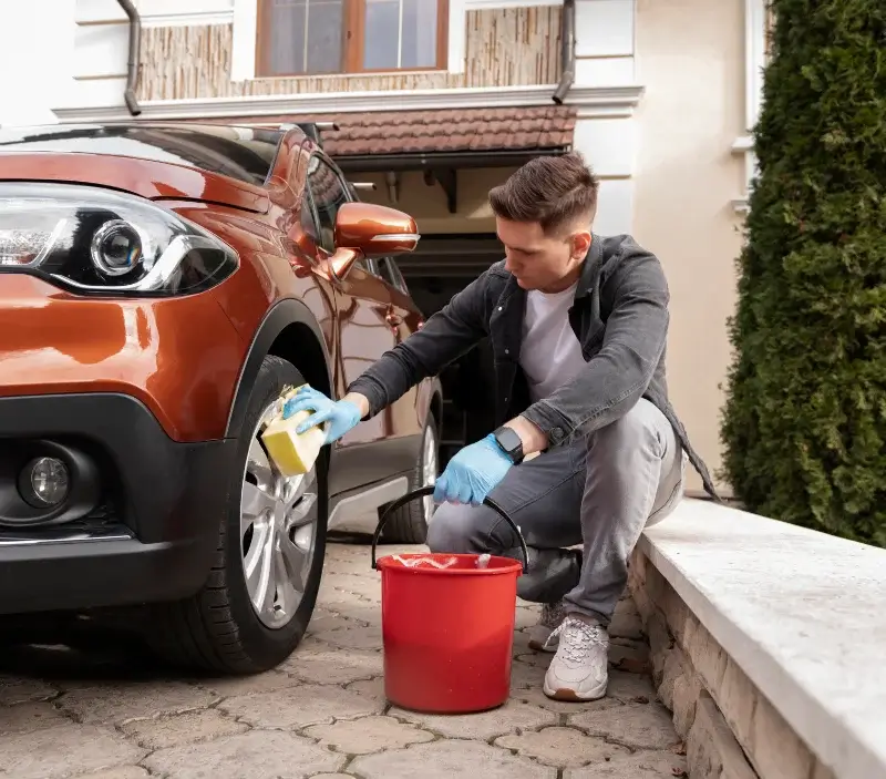 Lavage auto à domicile Pomport : professionnel intervenant sur un véhicule